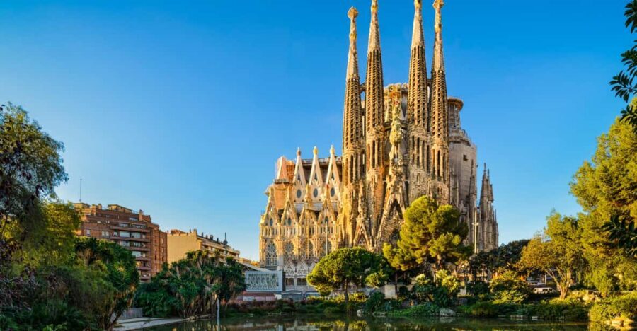 Barcelona Private Tour: Sagrada Familia,Park Güell & Pedrera - Gothic Quarter walking: Roman corners, medieval lanes, and Santa Maria del Mar