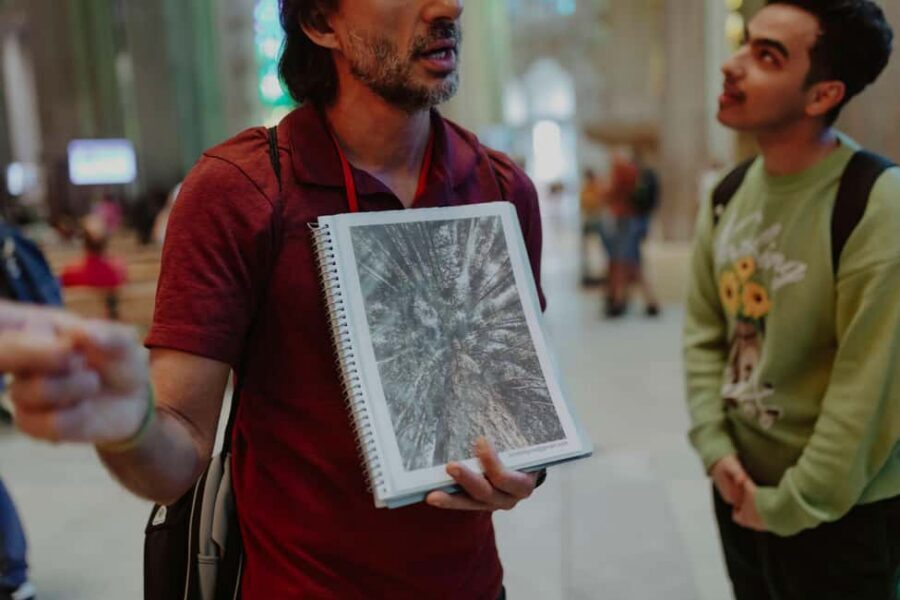 Barcelona: Sagrada Familia Skip-the-line Tour with Guide - Where the Tour Starts: Knowing the Meeting Point Before You Arrive