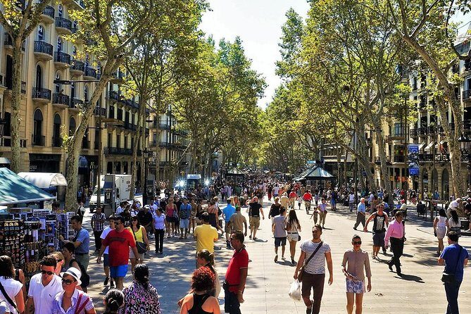Sagrada Familia and Old Town Private Tour with Hotel Pick-up - Eixample and Passeig de Gràcia: modernisme you can spot